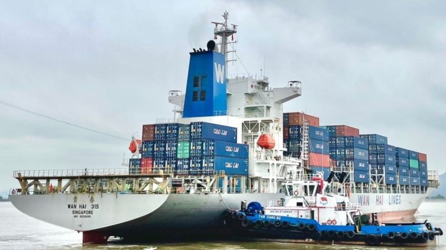 Hai Phong container terminal welcomes first ship of 2022